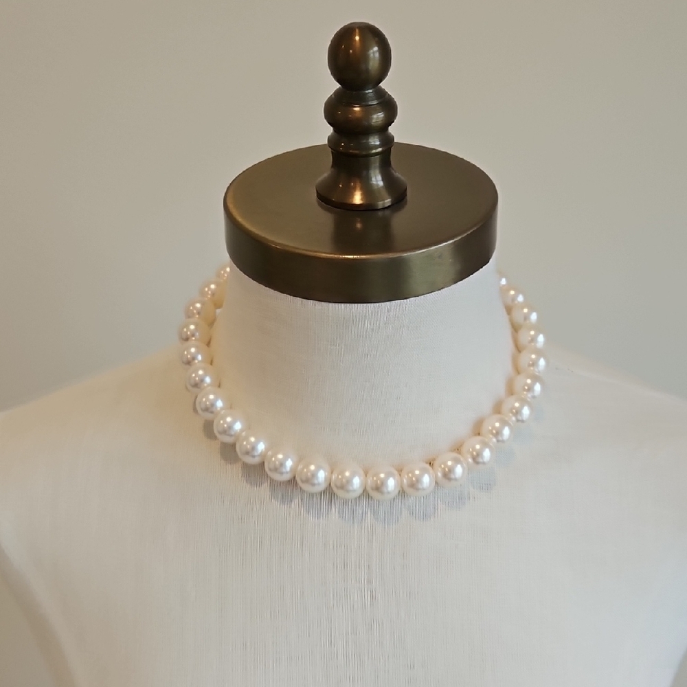 Elegant White Faux Pearl Necklace